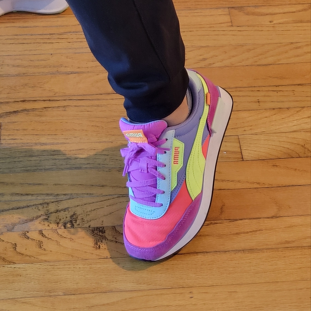 Size 7 Puma unisex tennis shoe